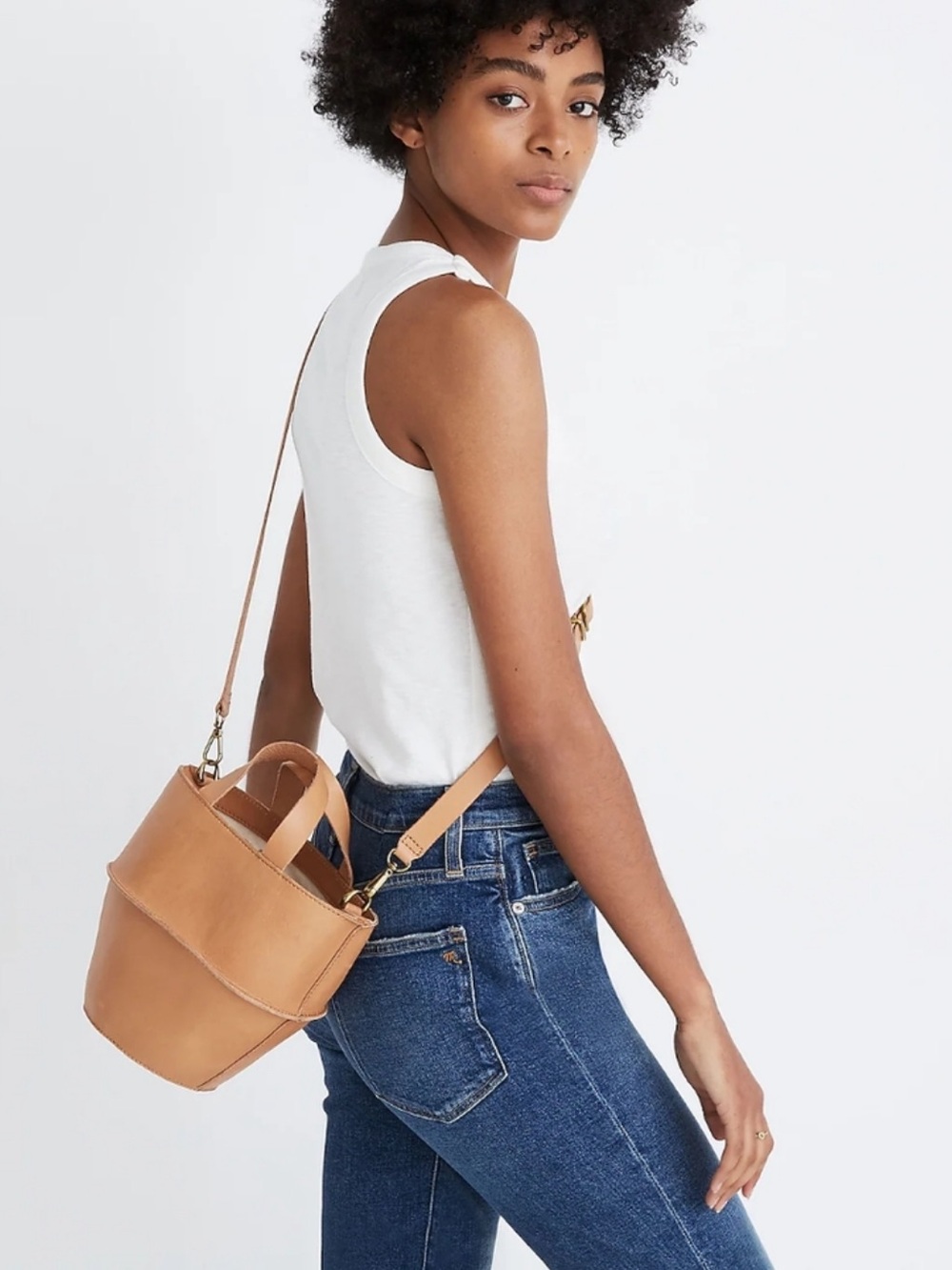 Madewell || The Austin Crossbody Bucket Bag Drawstring Leather Camel Tan